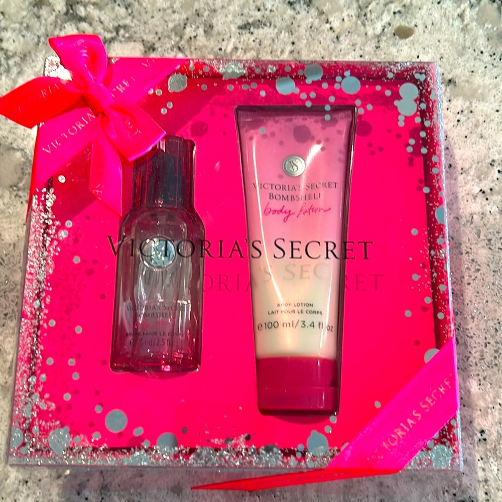 Victoria’s Secret bombshell, body mist and body lotion set.